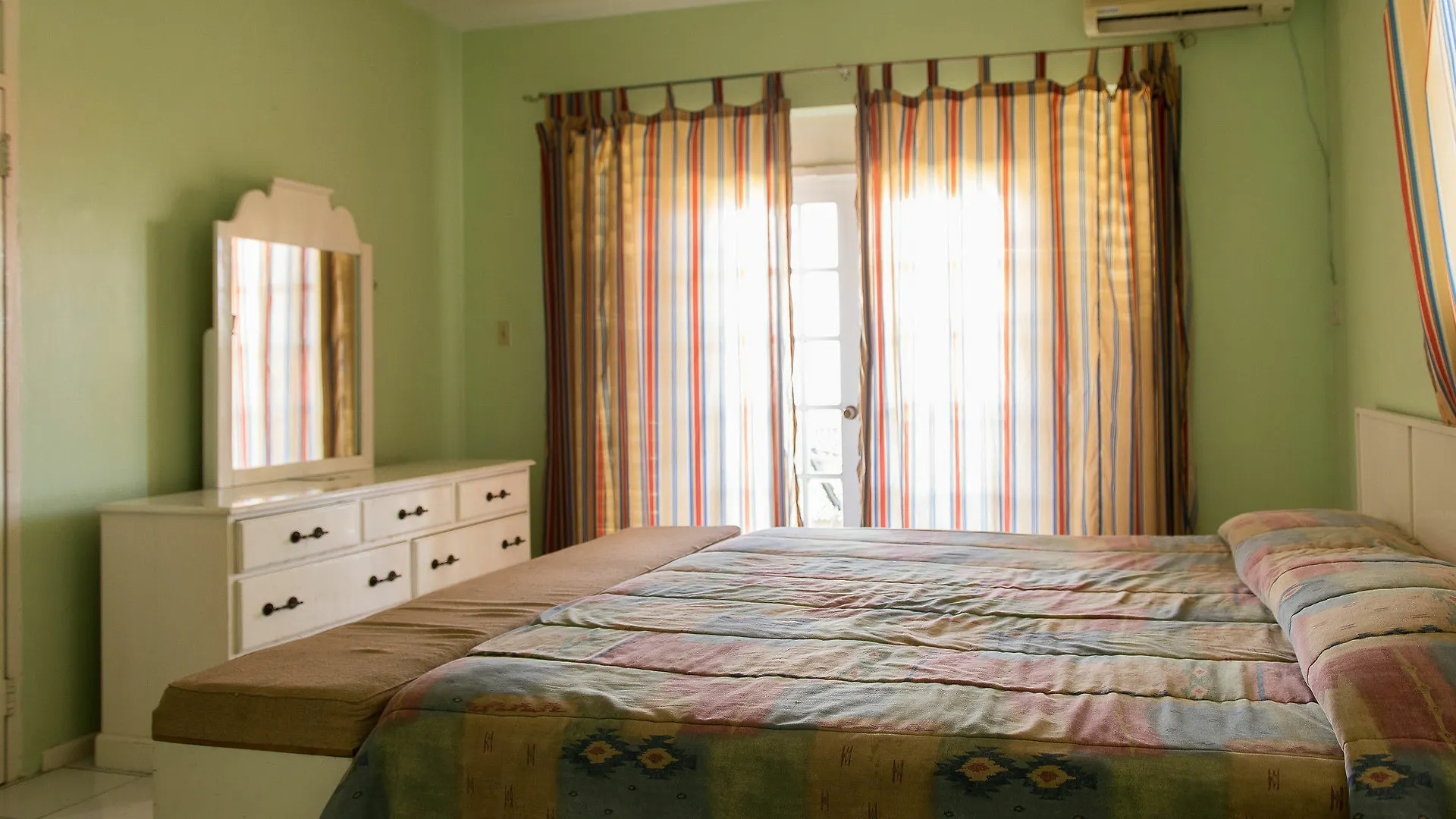 Rooms On The Hip Strip - Montego Bay Apartman